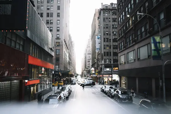 Perspective View City Street Cars Parked Trowalks People Walking Tall Лицензионные Стоковые Изображения