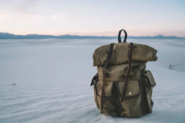 Trekking Rucksack Auf Atemberaubender Aussicht Auf Die Gipsdüne White Sands lizenzfreie Stockfotos