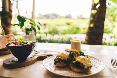 Sağlıklı beslenme ve diyet için organik vejetaryen yiyecekler ve kafede taze lezzetli malzemelerle pişirilmiş kilo vermek için enerjik sabah kahvaltısı.