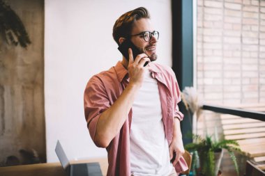 Mutlu Kafkasyalı adam cep telefonu görüşmesi yapıyor. İyi bağlantıların ve tarifelerin tadını çıkarıyor. Neşeli erkek milenyumu cep telefonu kullanarak cep telefonu sohbeti yapıyor.