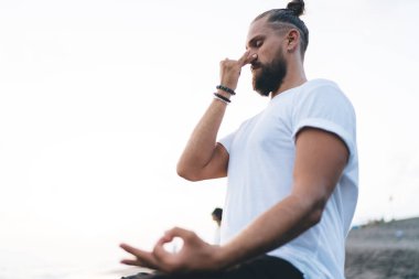 Sabah yoga sırasında harmoni ve meditasyon eğitimi, beyaz sakallı erkek spor giyerek doğada konsantrasyon sırasında Pranayama asana 'da vücut konsantrasyonu yapıyor.