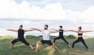 Yoga yapan çok kültürlü sporcular iç huzuru ve canlılığı hissediyorlar. Hatha asana 'da duran esnek vücutlu kadın ve erkek fiziksel ve zihinsel sağlığa önem veriyor.