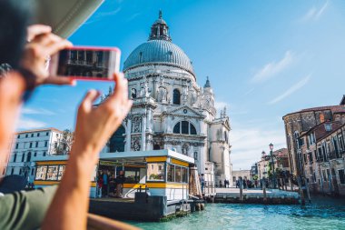 Noel Baba Maria Della 'nın yaz aylarında Venedik' e seyahat ederken çekilmiş fotoğraflarını çekmek için akıllı telefon teknolojisi kullanan tanınmayan bir erkek turist cep telefonuyla video bloğu çekiyor.
