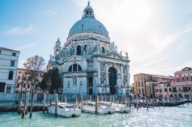 Güzel İtalyan şehrinin tarihi merkezinde antik mimari katedrali Santa Maria della Salute 'un resimli görüntüsü - Venedik, uluslararası tatillerde manzaralı Venedik simgesi