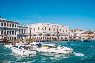 Venezia 'da yaz günü yapılan güzel antik binaların, seyahat turizmi konseptinin resimli şehir simgesi. Avrupa' da tekne turu sırasında İtalya tatili.