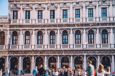 Venedik 'in ünlü gösteri yeri yaz tatilleri ya da İtalya' da romantik balayı gezileri için San Marco Meydanı 'ndaki antik mimarinin güzel manzaralı binaları.