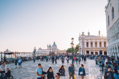 San Marco Meydanı 'ndaki kalabalık meydandaki bulanık insanlar katedral bazilikası - Santa Maria Della Salute yaz tatilleri sırasında, Venedik turistik tatil sezonunda