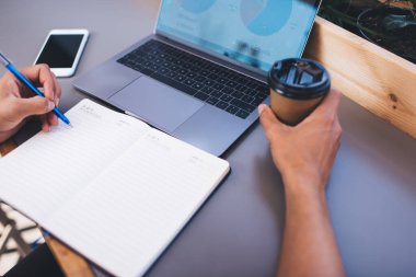 İnternet sitesinden eğitim bilgilerini analiz eden yetenekli bir erkek öğrencinin ders kitabı ve kahveyle tanınmayan bir adam olan laptop uygulamasından öğrenme ve eğitim bilgisini netbook bilgisayar kullanarak