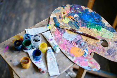 Gouache boyasıyla resim çizmek için seçici ekipman, atölyede resim yapmak için akrilik ya da yağ rengi boya fırçası ve palet renklerine yakın çekim
