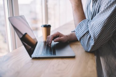 Kesilen erkek serbest çalışan video izlerken ve dizüstü bilgisayardan e-posta mesajları okurken, internet sitelerini taramak için tanımlanamayan programcı birlikte çalışırken aynı zamanda iş yaparken netbook kullanıyor.