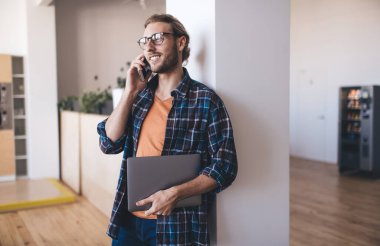 Kafkasyalı programcı cep telefonu teknolojisini kullanarak arıyor. Bilgisayarlı yetenekli bir erkek blogcu. Serbest kumanda işini tartışmak için akıllı telefon konuşması yapıyor.