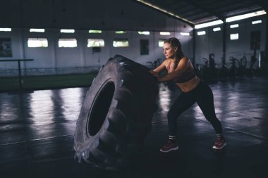 Spor stüdyosunda vücut geliştirme ve halter eğitimi, spor salonunda egzersiz yaparken kaslı vücut kaldıran kadın sağlıklı yaşam tarzı ve dayanıklılık arayışı.
