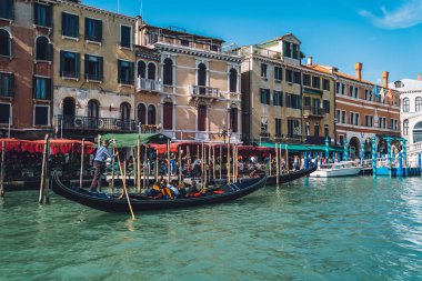 Venedikli gondolcu romantik İtalya 'da Venedik Gondol Büyük Kanalı' nda turistleri taşır. Gündüz vakti Venezuela 'nın tarihi manzarasını keşfetmek için tekne ulaşımı ve gezi.