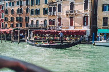Yaz tatillerinde Venedik 'i keşfetmek için lagün büyük kanalında gondolla seyahat eden turistler, gezmek için romantik tatiller sırasında Venezuela' yı ziyaret edenler