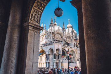 Romantik İtalyan şehri Venedik 'te yer alan ünlü Piazza meydanında antik San Marco Bazilikası - yaz tatilleri için mükemmel bir yer, turistik yolculuk sırasında keşfedilen güzel mimari binalar.