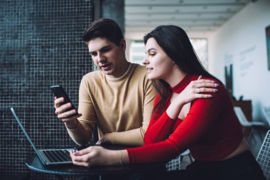 Modern ofis çalışanları, yaratıcı iş yerinde çalışırken internet üzerinden internet ve internet üzerinde oturuyorlar.