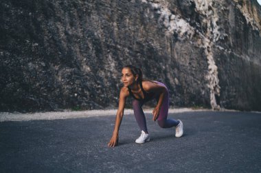 Spor kıyafetleri içinde şişirilmiş koşucu sabah kardiyo antrenmanında koşuya hazır - kovalamaca müsabakası, beyaz kadın atlet hız koşusu için motivasyon hissediyor - dayanıklılık konsepti