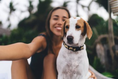 Bulanık kadın gündüz vaktini, profesyonel yakalı safkan köpekle geçiriyor. Arkadaşlık ilişkileri, kadın ve soy ağacı eğitimi almış hayvanlar hafta sonu birlikte dinlenmek için.