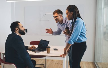 Ofis sırasında iş planlarını tartışan başarılı erkek ve kadın meslektaşlardan oluşan bir grup. Şirket geneli, akıllı, sıradan insanlarla bilgisayarın yanında bilgisayarla değiş tokuş hakkında konuşuyorlar.