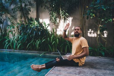 Keyifli Kafkas dijital göçebe dizüstü bilgisayarı ile kendi villasının avlusunda bilardo terasında dinlenirken, modern netbook 'u olan başarılı erkek metin yazarı serbest meslek yaşam tarzının tadını çıkarıyor.