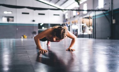 Egzersiz, aktivite ve sağlıklı yaşam tarzını ilerletme süresince kararlı kadın eğitimi, kas zinde kız egzersiz tahtası sportif spor salonunda kardiyo egzersizi sırasında fiziksel dayanıklılık.