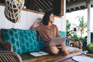 İçerik planlaması için eğitimli, düşünceli, mesafeli iş hakkında düşünceli, dijital göçebe bilgisayarında modern bilgisayarla metin yazarlığı üzerine kafa yoran düşünceli kadın serbest yazar.