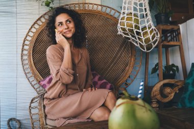 Kıvırcık saçlı çekici bir kadın hafta sonu boş zamanlarında cep telefonu kullanarak iletişim kuruyor. Kafkasyalı genç bir kadın cep telefonuyla arama yapmak için 4 gramlık kablosuz ağa bağlanıyor.