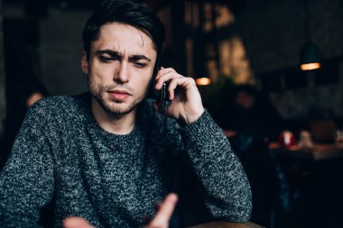 Akıllı telefon teknolojisi aracılığıyla danışmanlık sırasında erkek çözme sorunları, Kafkasyalı hippi adam kafenin iç kısımlarında kablosuz sorunu tartışmak için mobil uygulama kullanıyor