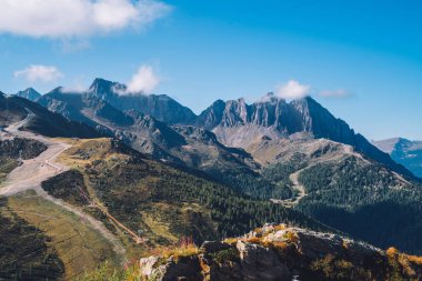 Yüksek kaya dağlarının manzara manzarası. Huzurlu bir atmosfer ve seyahat için ideal bir ortam. Güzel Dolomitler gözlem bakış açısıyla zirve yapar
