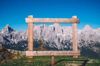 Yüksek kaya dağlarının manzara manzarası. Huzurlu bir atmosfer ve seyahat için ideal bir ortam. Güzel Dolomitler gözlem bakış açısıyla zirve yapar