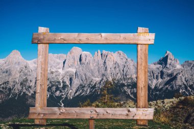 Yüksek kaya dağlarının manzara manzarası. Huzurlu bir atmosfer ve seyahat için ideal bir ortam. Güzel Dolomitler gözlem bakış açısıyla zirve yapar