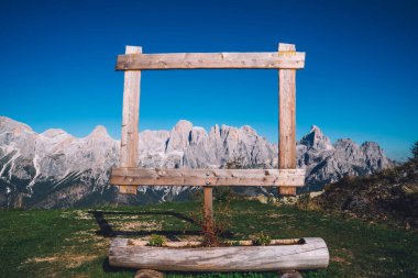 Yüksek kaya dağlarının manzara manzarası. Huzurlu bir atmosfer ve seyahat için ideal bir ortam. Güzel Dolomitler gözlem bakış açısıyla zirve yapar