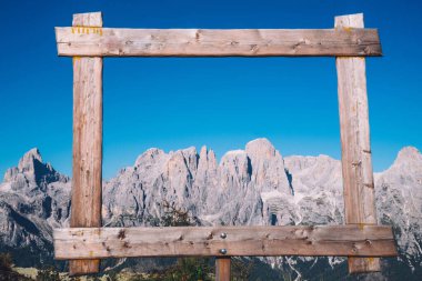 Yüksek kaya dağlarının manzara manzarası. Huzurlu bir atmosfer ve seyahat için ideal bir ortam. Güzel Dolomitler gözlem bakış açısıyla zirve yapar