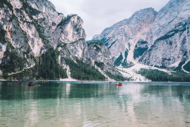 İtalya 'da Lago di Braies, doğa manzarasının güzel manzarası. Huzurlu doğa geçmişi