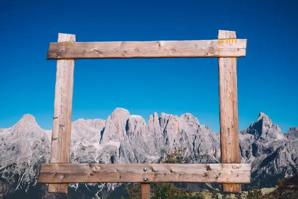 Yüksek kaya dağlarının manzara manzarası. Huzurlu bir atmosfer ve seyahat için ideal bir ortam. Güzel Dolomitler gözlem bakış açısıyla zirve yapar