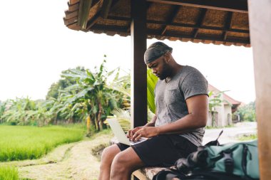 Uzaktan dizüstü bilgisayarla çalışan yetenekli erkek serbest çalışan medya uygulaması açık havada, netbook teknolojisi arama web sitesi ile milenyum dijital göçebe rezervasyon ve bankacılık