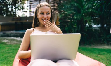 Kadın serbest çalışan, dizüstü bilgisayardaki kısa mesaj yoluyla alınan web sonuçlarına şaşırdı, netbook teknolojisindeki online haberlere duygusal olarak yanıt verdi.