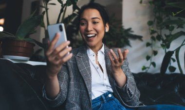 Gülümseyen Asyalı kadın cep telefonu teknolojisindeki uygulamayı kullanarak çevrimiçi video iletişiminden keyif alıyor, mutlu milenyum blogcusu çekim etkisi vlog - ağ takipçileriyle konuşuyor