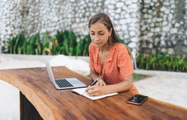 Akıllı kadın metin yazarı içerik fikirleri yazarken dijital göçebe yaşam tarzı hakkında metin yayınları yaratıyor, modern netbook bilgisayarlı, bilgilendirici notlar yazan milenyum serbest yazarı