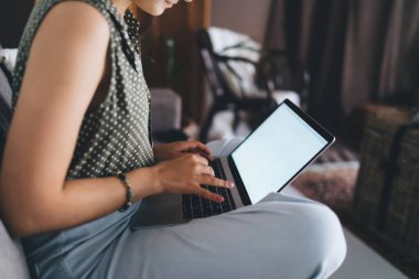 Genç bayan dizüstü bilgisayarının önünde oturuyor ve boş bir ekranla reklam içeriği ya da web tasarımı için maket yapıyor. Netbook 'ta uzaktan çalışan serbest çalışan bir kadın. Öğrenci öğrenimi çevrimiçi kursla