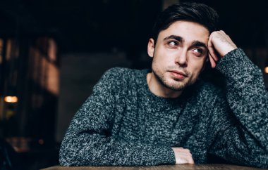 Düşünceli Kafkasya milenyumu. Boş zamanlarında el ele tutuşuyor ve düşünüyor. Düşünceli erkek öğrenci gündüz vakti kafeteryada düşünceli bakışlar atıyor.