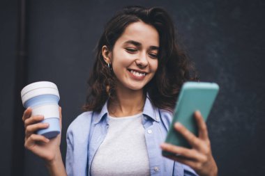 Genç milenyum kadını akıllı telefon uygulamasından mesaj yolluyor. Kopya alanı arka planında sosyal ağda kadın sohbeti. Nüfuz memuru cep telefonundan uyarı okuyor. Çevrimiçi ödeme ve web taraması