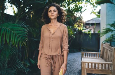 Yaz tatillerinde tropikal kenti gezen modern hücresel cihazlı bin yıllık seyahat blogcusu, günlük giyinen Kafkasyalı hippi kız hafta sonu yürüyüşünün keyfini çıkarıyor.