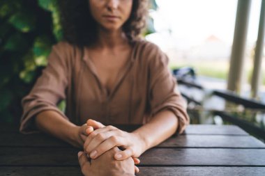 Kırbaçlanmış erkek ve kadın, iletişim kurmak ve konuşmak için el ele tutuşuyorlar. Tanınmayan çift, ruhsal yardım ve destek için birlikte dua ediyorlar.