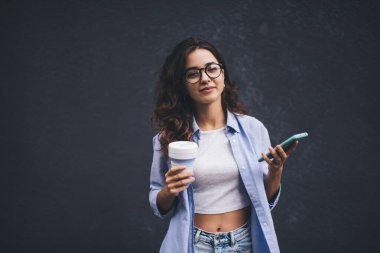 Genç milenyum kadını akıllı telefon uygulamasından mesaj yolluyor. Kopya alanı arka planında sosyal ağda kadın sohbeti. Nüfuz memuru cep telefonundan uyarı okuyor. Çevrimiçi ödeme ve web taraması