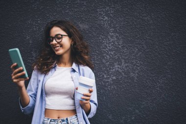 Genç milenyum kadını akıllı telefon uygulamasından mesaj yolluyor. Kopya alanı arka planında sosyal ağda kadın sohbeti. Nüfuz memuru cep telefonundan uyarı okuyor. Çevrimiçi ödeme ve web taraması