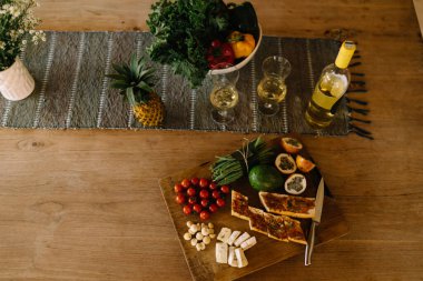 Sağlıklı beslenme ve diyet için organik vejetaryen yemekleri ve iştah için enerjik brunch yemekleri. Masada taze lezzetli malzemeler, beyaz şarap ve dinlenmek için aperatif.