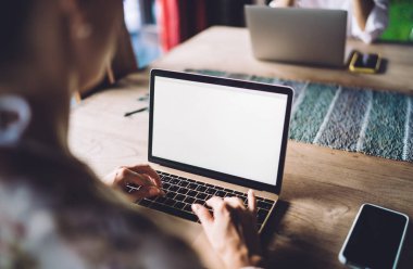 Dizüstü bilgisayardaki boş zamanlarında içerik yayını oluşturan tanınamayan kadın blogcu, web sitesi için kopya alanı alanı olan bir ağ kitabında medya uygulaması kullanan kırpılmış metin yazarı