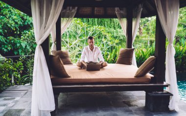 Bilgisayar teknolojisiyle Kafkasyalı blogcu dijital göçebe hafta sonu sosyal ağlara göz atıyor, yetenekli erkek grafik tasarımcısı modern netbook bilgisayarında iş yapıyor - çevrimiçi iletişim