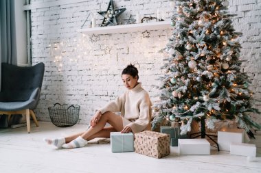Evdeki Noel ağacının yakınındaki tüylü halıda oturan Asyalı genç bir kadın hediye arıyor. Noel ve yeni yıl zamanı. Milenyum neslinin çekici kızı. Ev hayatı işte. Geniş daire